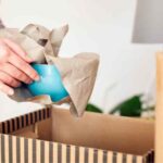Mulher organizando objetos para não Perder Objetos Em Mudanca Residencial